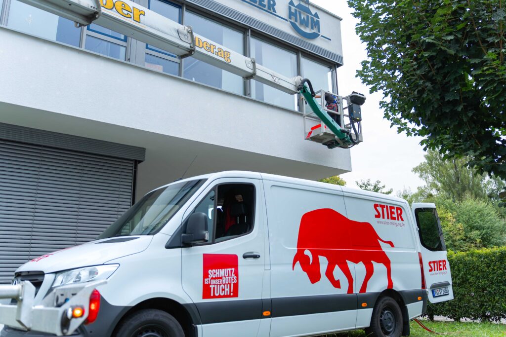 Stier Gebäudereinigung Van mit Arbeiter im Einsatz.
